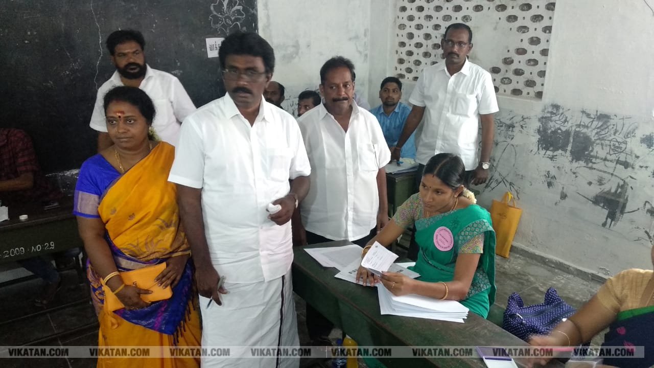 கமல், அஜித் முதல் முதல்வர் வரை... ஜனநாயகக் கடமையாற்றிய பிரபலங்கள்! - சிறப்பு புகைப்படத் தொகுப்பு கமல், அஜித் முதல் முதல்வர் வரை... ஜனநாயகக் கடமையாற்றிய பிரபலங்கள்! - சிறப்பு புகைப்படத் தொகுப்பு