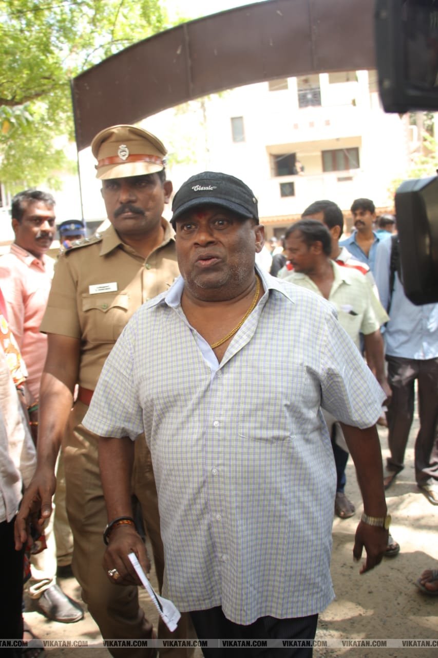 கமல், அஜித் முதல் முதல்வர் வரை... ஜனநாயகக் கடமையாற்றிய பிரபலங்கள்! - சிறப்பு புகைப்படத் தொகுப்பு கமல், அஜித் முதல் முதல்வர் வரை... ஜனநாயகக் கடமையாற்றிய பிரபலங்கள்! - சிறப்பு புகைப்படத் தொகுப்பு