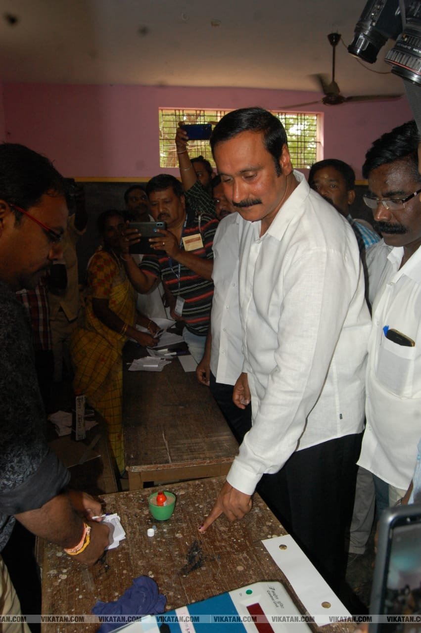 கமல், அஜித் முதல் முதல்வர் வரை... ஜனநாயகக் கடமையாற்றிய பிரபலங்கள்! - சிறப்பு புகைப்படத் தொகுப்பு கமல், அஜித் முதல் முதல்வர் வரை... ஜனநாயகக் கடமையாற்றிய பிரபலங்கள்! - சிறப்பு புகைப்படத் தொகுப்பு