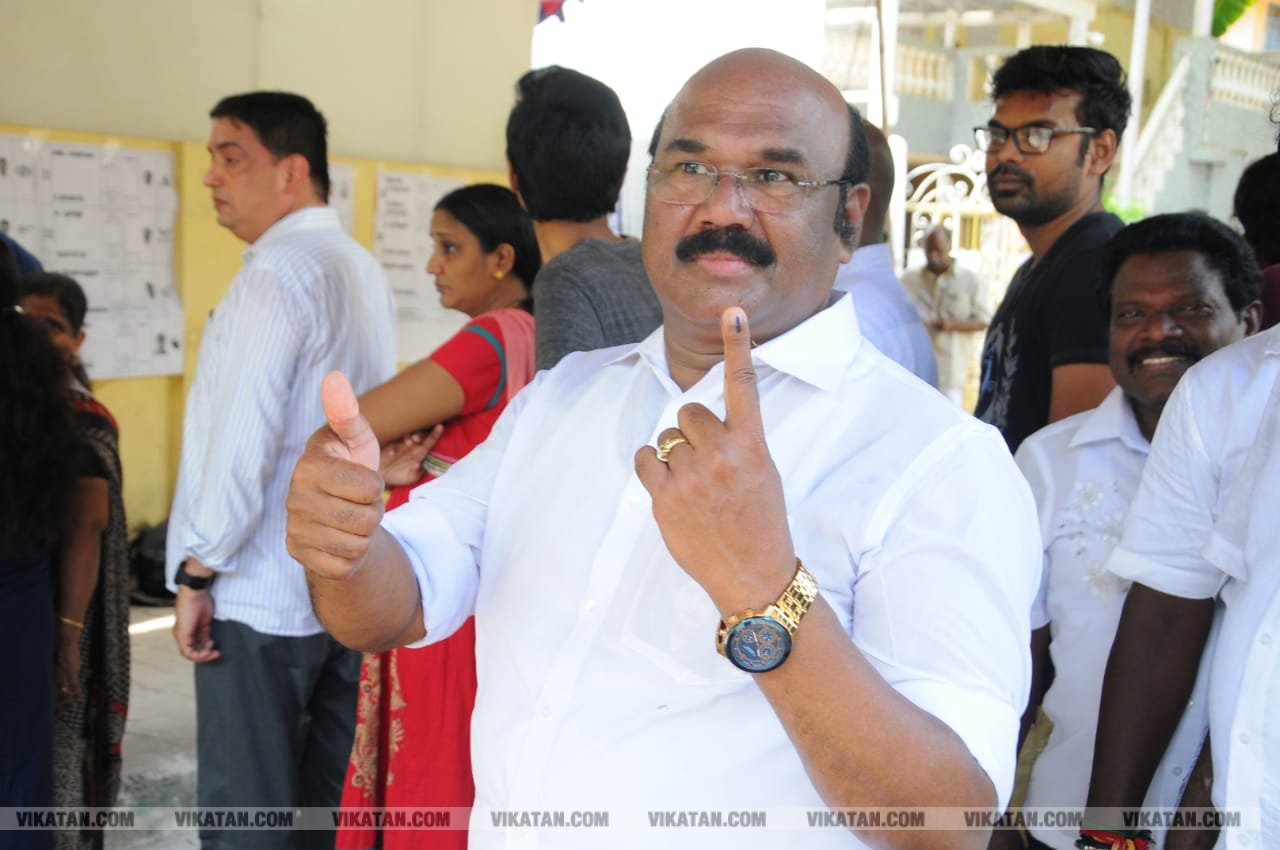 கமல், அஜித் முதல் முதல்வர் வரை... ஜனநாயகக் கடமையாற்றிய பிரபலங்கள்! - சிறப்பு புகைப்படத் தொகுப்பு கமல், அஜித் முதல் முதல்வர் வரை... ஜனநாயகக் கடமையாற்றிய பிரபலங்கள்! - சிறப்பு புகைப்படத் தொகுப்பு