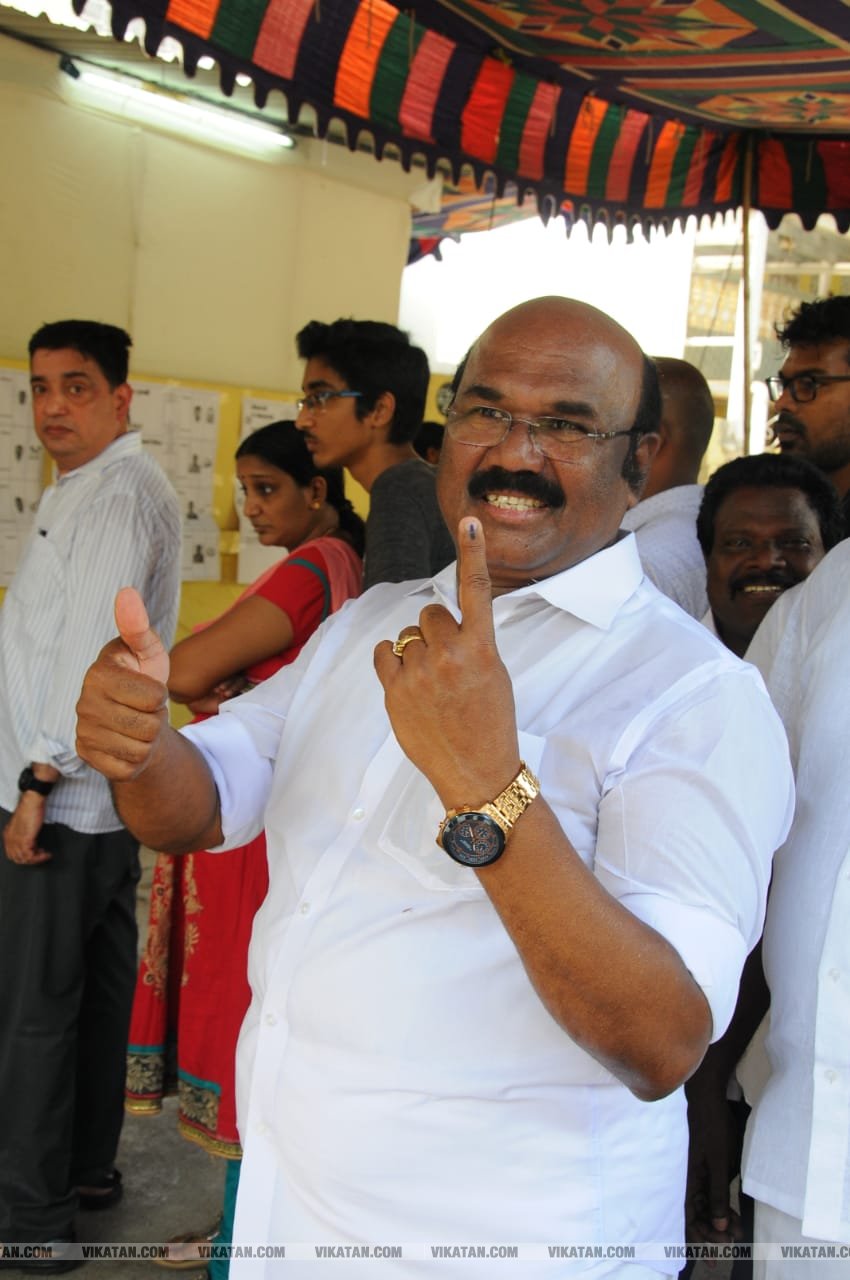 கமல், அஜித் முதல் முதல்வர் வரை... ஜனநாயகக் கடமையாற்றிய பிரபலங்கள்! - சிறப்பு புகைப்படத் தொகுப்பு கமல், அஜித் முதல் முதல்வர் வரை... ஜனநாயகக் கடமையாற்றிய பிரபலங்கள்! - சிறப்பு புகைப்படத் தொகுப்பு