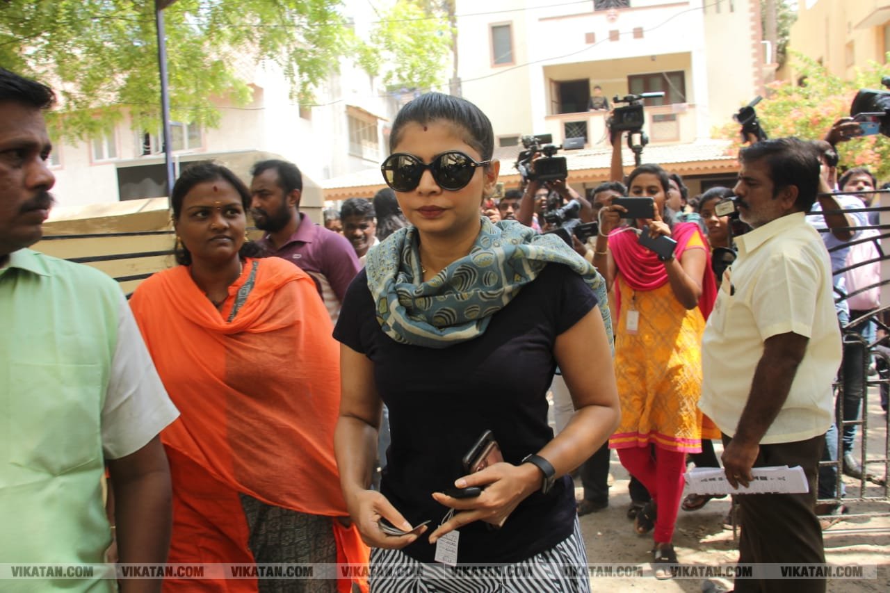 கமல், அஜித் முதல் முதல்வர் வரை... ஜனநாயகக் கடமையாற்றிய பிரபலங்கள்! - சிறப்பு புகைப்படத் தொகுப்பு கமல், அஜித் முதல் முதல்வர் வரை... ஜனநாயகக் கடமையாற்றிய பிரபலங்கள்! - சிறப்பு புகைப்படத் தொகுப்பு