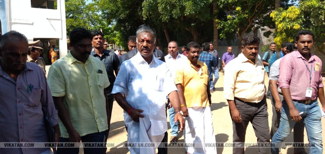 கமல், அஜித் முதல் முதல்வர் வரை... ஜனநாயகக் கடமையாற்றிய பிரபலங்கள்! - சிறப்பு புகைப்படத் தொகுப்பு கமல், அஜித் முதல் முதல்வர் வரை... ஜனநாயகக் கடமையாற்றிய பிரபலங்கள்! - சிறப்பு புகைப்படத் தொகுப்பு