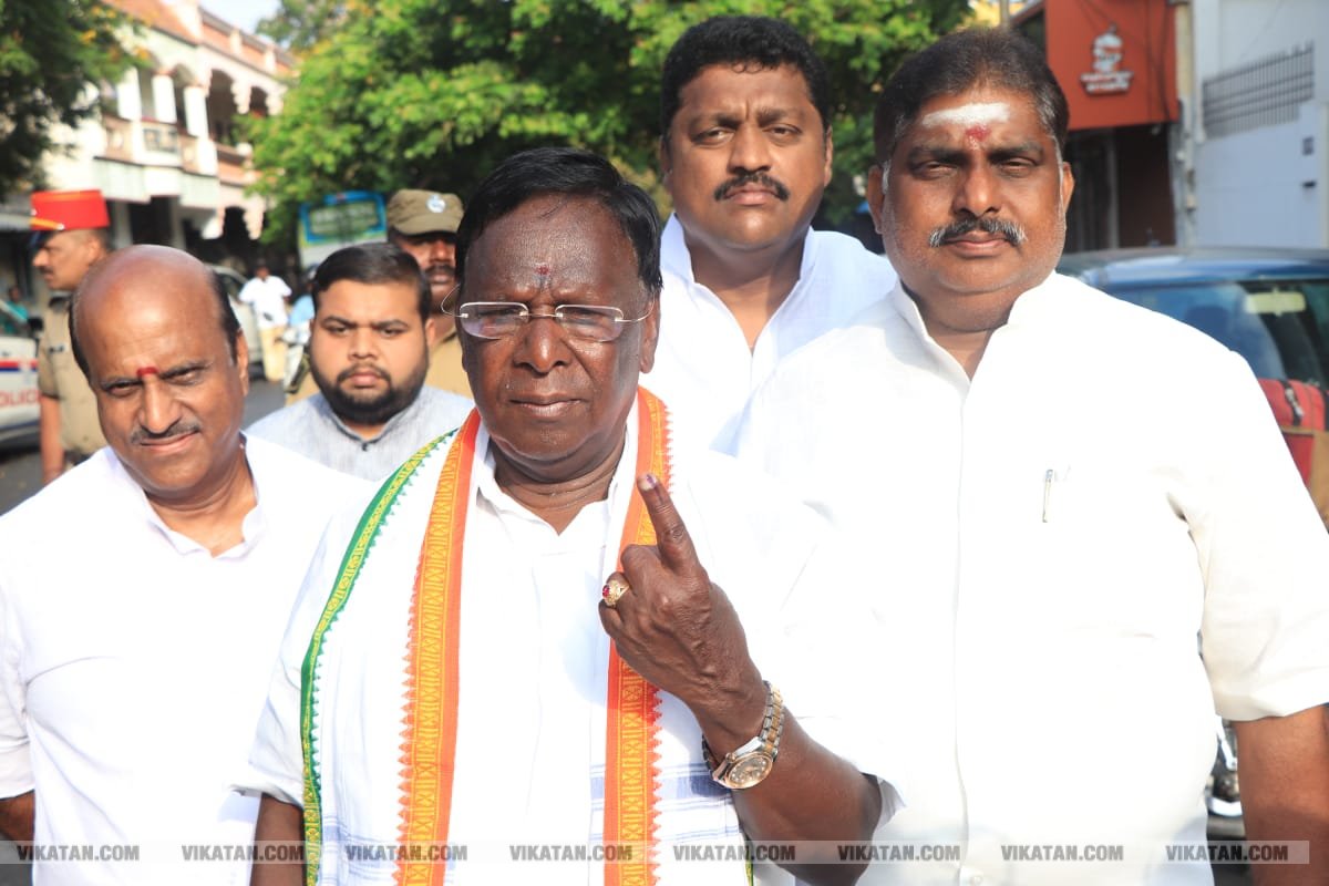 கமல், அஜித் முதல் முதல்வர் வரை... ஜனநாயகக் கடமையாற்றிய பிரபலங்கள்! - சிறப்பு புகைப்படத் தொகுப்பு கமல், அஜித் முதல் முதல்வர் வரை... ஜனநாயகக் கடமையாற்றிய பிரபலங்கள்! - சிறப்பு புகைப்படத் தொகுப்பு