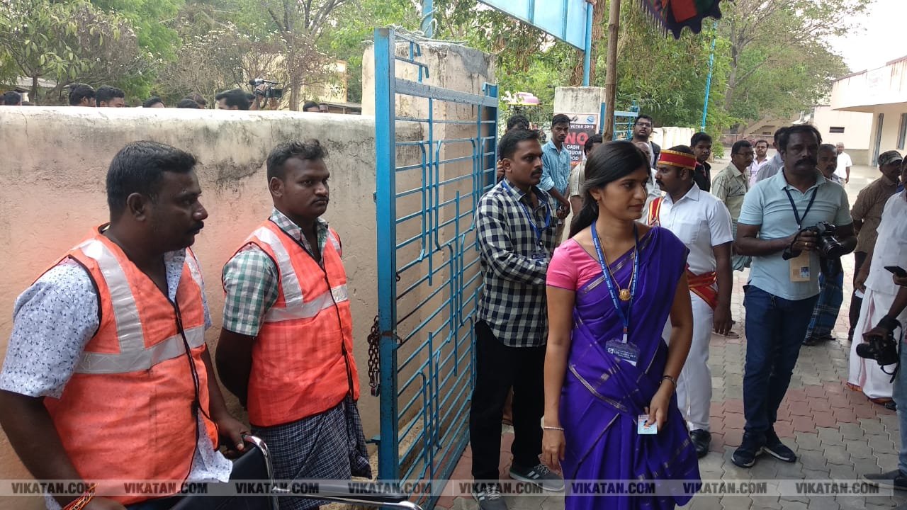 கமல், அஜித் முதல் முதல்வர் வரை... ஜனநாயகக் கடமையாற்றிய பிரபலங்கள்! - சிறப்பு புகைப்படத் தொகுப்பு கமல், அஜித் முதல் முதல்வர் வரை... ஜனநாயகக் கடமையாற்றிய பிரபலங்கள்! - சிறப்பு புகைப்படத் தொகுப்பு