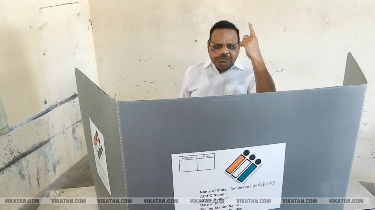 கமல், அஜித் முதல் முதல்வர் வரை... ஜனநாயகக் கடமையாற்றிய பிரபலங்கள்! - சிறப்பு புகைப்படத் தொகுப்பு கமல், அஜித் முதல் முதல்வர் வரை... ஜனநாயகக் கடமையாற்றிய பிரபலங்கள்! - சிறப்பு புகைப்படத் தொகுப்பு