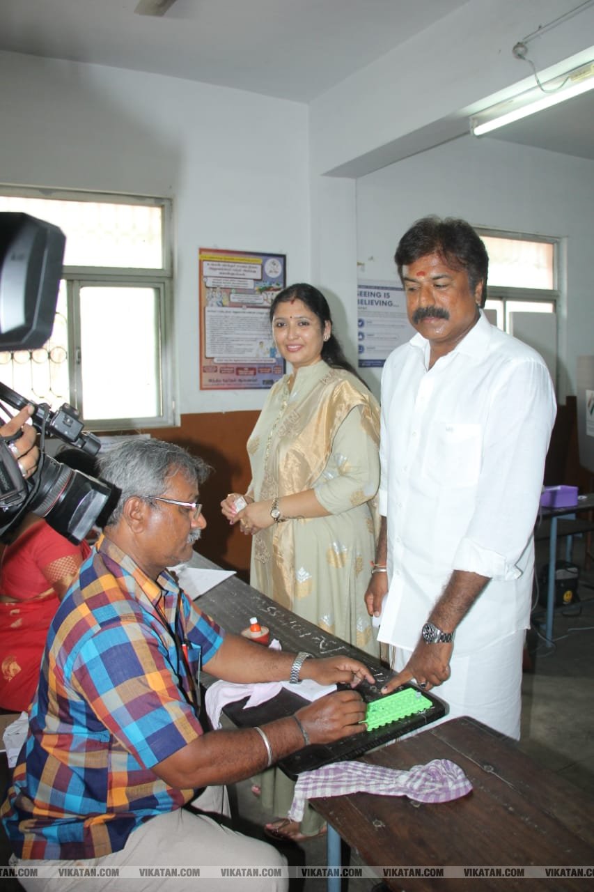 கமல், அஜித் முதல் முதல்வர் வரை... ஜனநாயகக் கடமையாற்றிய பிரபலங்கள்! - சிறப்பு புகைப்படத் தொகுப்பு கமல், அஜித் முதல் முதல்வர் வரை... ஜனநாயகக் கடமையாற்றிய பிரபலங்கள்! - சிறப்பு புகைப்படத் தொகுப்பு