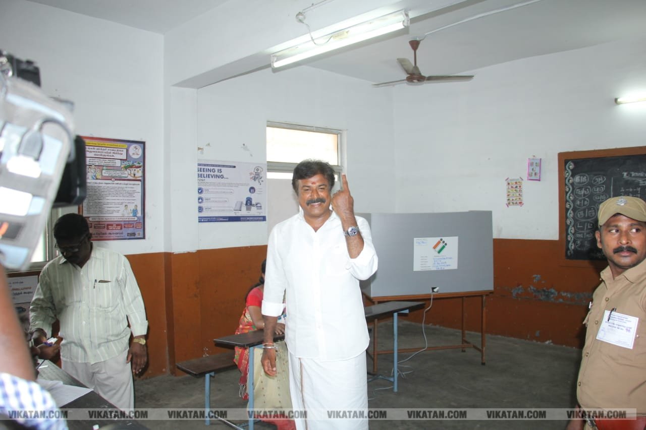 கமல், அஜித் முதல் முதல்வர் வரை... ஜனநாயகக் கடமையாற்றிய பிரபலங்கள்! - சிறப்பு புகைப்படத் தொகுப்பு கமல், அஜித் முதல் முதல்வர் வரை... ஜனநாயகக் கடமையாற்றிய பிரபலங்கள்! - சிறப்பு புகைப்படத் தொகுப்பு
