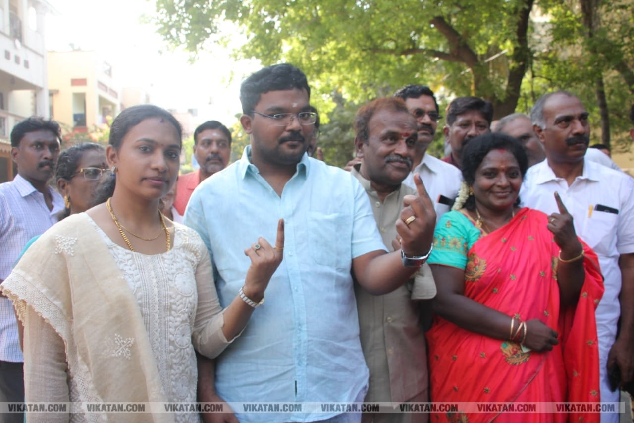 கமல், அஜித் முதல் முதல்வர் வரை... ஜனநாயகக் கடமையாற்றிய பிரபலங்கள்! - சிறப்பு புகைப்படத் தொகுப்பு கமல், அஜித் முதல் முதல்வர் வரை... ஜனநாயகக் கடமையாற்றிய பிரபலங்கள்! - சிறப்பு புகைப்படத் தொகுப்பு
