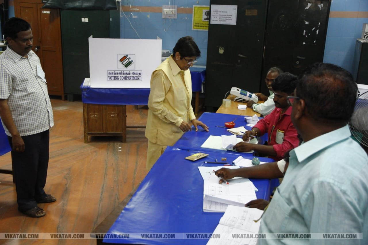 கமல், அஜித் முதல் முதல்வர் வரை... ஜனநாயகக் கடமையாற்றிய பிரபலங்கள்! - சிறப்பு புகைப்படத் தொகுப்பு கமல், அஜித் முதல் முதல்வர் வரை... ஜனநாயகக் கடமையாற்றிய பிரபலங்கள்! - சிறப்பு புகைப்படத் தொகுப்பு