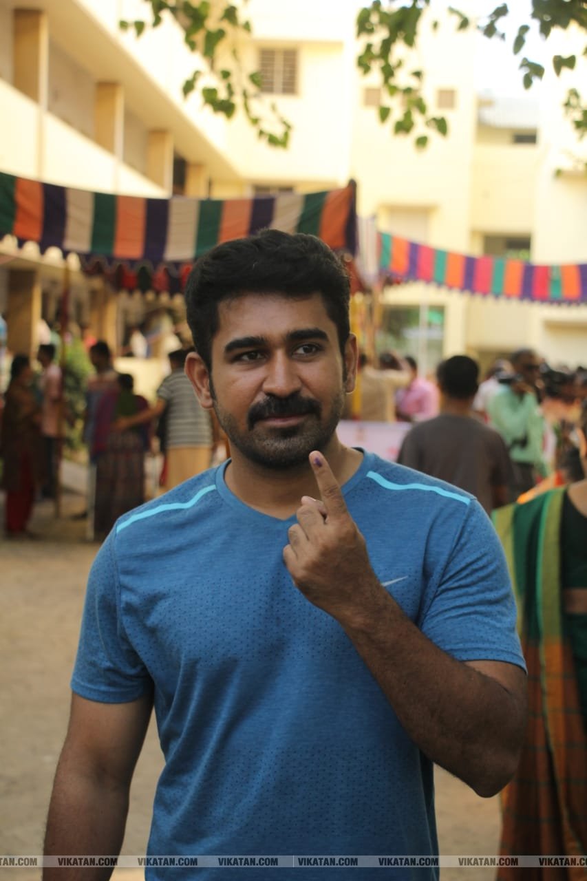 கமல், அஜித் முதல் முதல்வர் வரை... ஜனநாயகக் கடமையாற்றிய பிரபலங்கள்! - சிறப்பு புகைப்படத் தொகுப்பு கமல், அஜித் முதல் முதல்வர் வரை... ஜனநாயகக் கடமையாற்றிய பிரபலங்கள்! - சிறப்பு புகைப்படத் தொகுப்பு