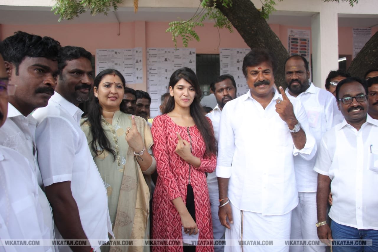 கமல், அஜித் முதல் முதல்வர் வரை... ஜனநாயகக் கடமையாற்றிய பிரபலங்கள்! - சிறப்பு புகைப்படத் தொகுப்பு கமல், அஜித் முதல் முதல்வர் வரை... ஜனநாயகக் கடமையாற்றிய பிரபலங்கள்! - சிறப்பு புகைப்படத் தொகுப்பு