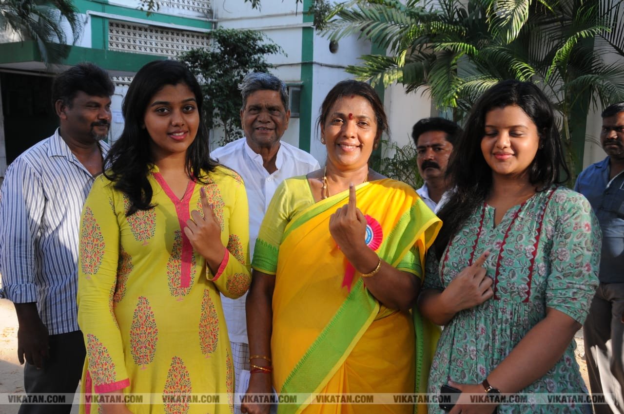 கமல், அஜித் முதல் முதல்வர் வரை... ஜனநாயகக் கடமையாற்றிய பிரபலங்கள்! - சிறப்பு புகைப்படத் தொகுப்பு கமல், அஜித் முதல் முதல்வர் வரை... ஜனநாயகக் கடமையாற்றிய பிரபலங்கள்! - சிறப்பு புகைப்படத் தொகுப்பு