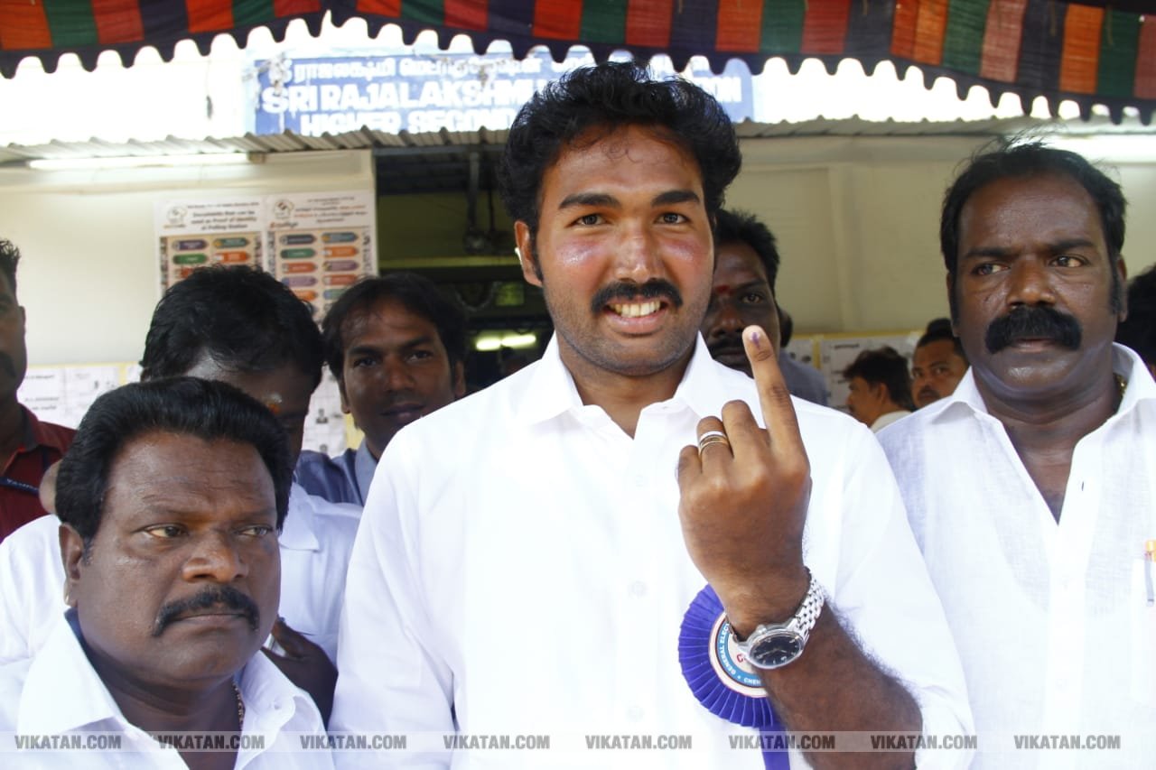 கமல், அஜித் முதல் முதல்வர் வரை... ஜனநாயகக் கடமையாற்றிய பிரபலங்கள்! - சிறப்பு புகைப்படத் தொகுப்பு கமல், அஜித் முதல் முதல்வர் வரை... ஜனநாயகக் கடமையாற்றிய பிரபலங்கள்! - சிறப்பு புகைப்படத் தொகுப்பு