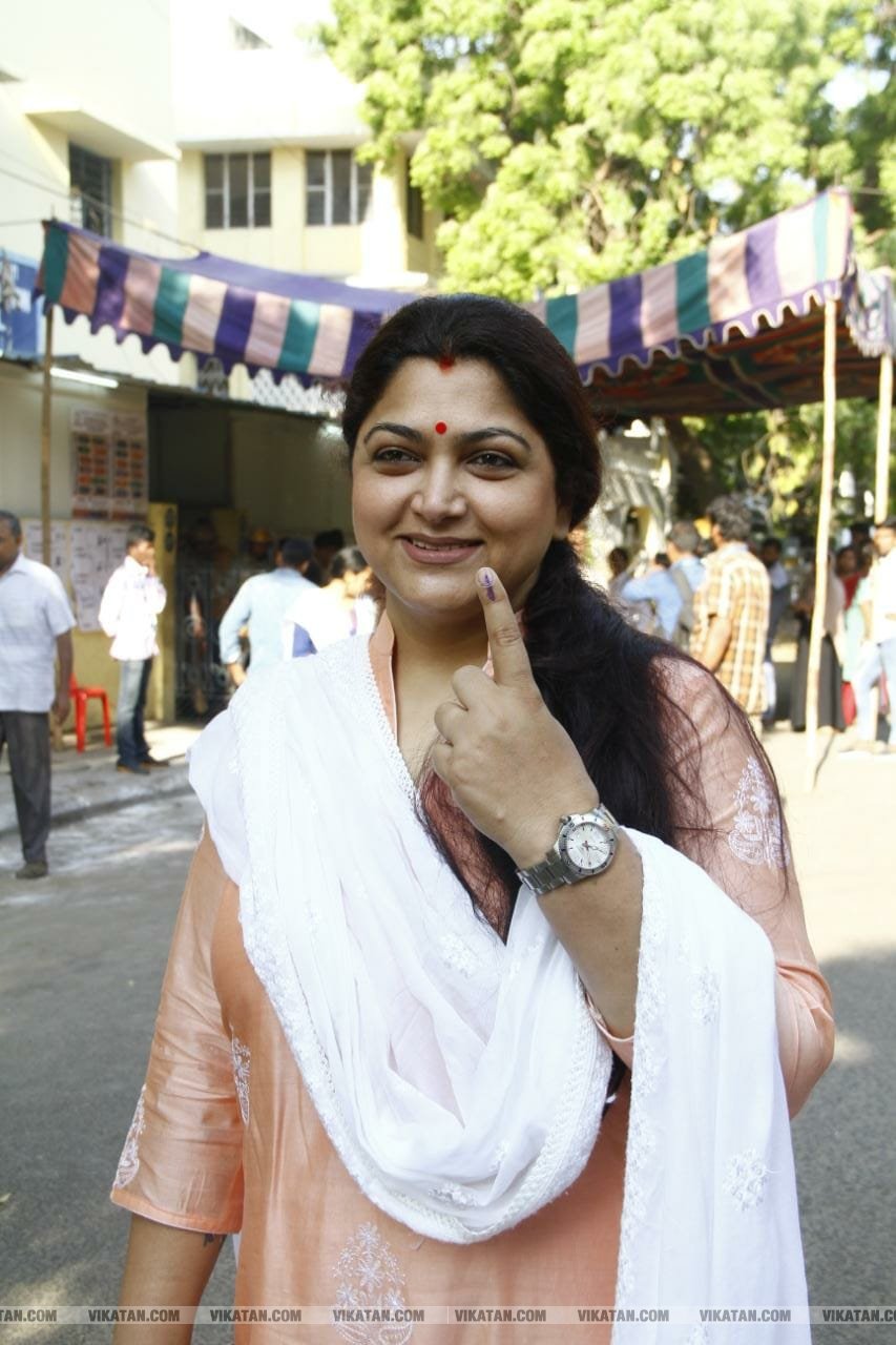 கமல், அஜித் முதல் முதல்வர் வரை... ஜனநாயகக் கடமையாற்றிய பிரபலங்கள்! - சிறப்பு புகைப்படத் தொகுப்பு கமல், அஜித் முதல் முதல்வர் வரை... ஜனநாயகக் கடமையாற்றிய பிரபலங்கள்! - சிறப்பு புகைப்படத் தொகுப்பு