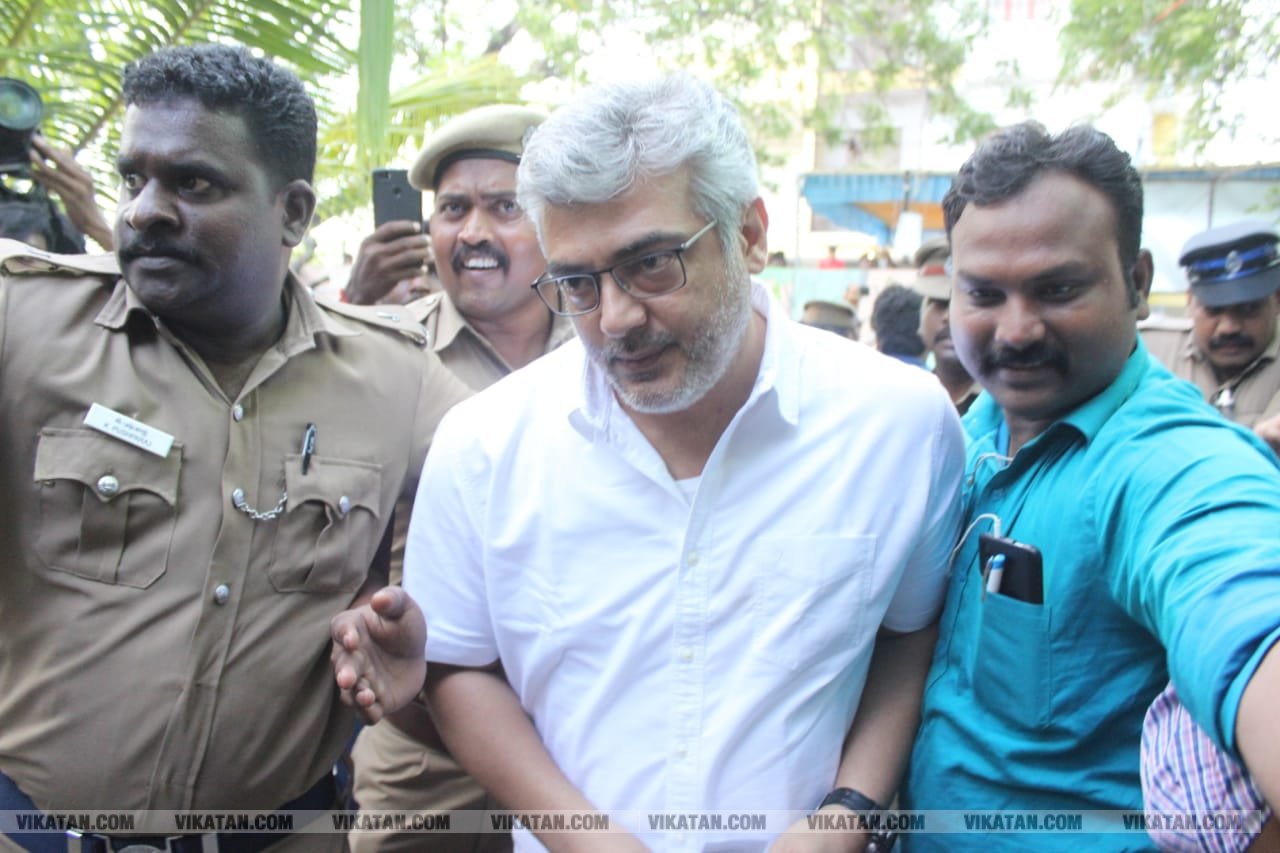 கமல், அஜித் முதல் முதல்வர் வரை... ஜனநாயகக் கடமையாற்றிய பிரபலங்கள்! - சிறப்பு புகைப்படத் தொகுப்பு கமல், அஜித் முதல் முதல்வர் வரை... ஜனநாயகக் கடமையாற்றிய பிரபலங்கள்! - சிறப்பு புகைப்படத் தொகுப்பு