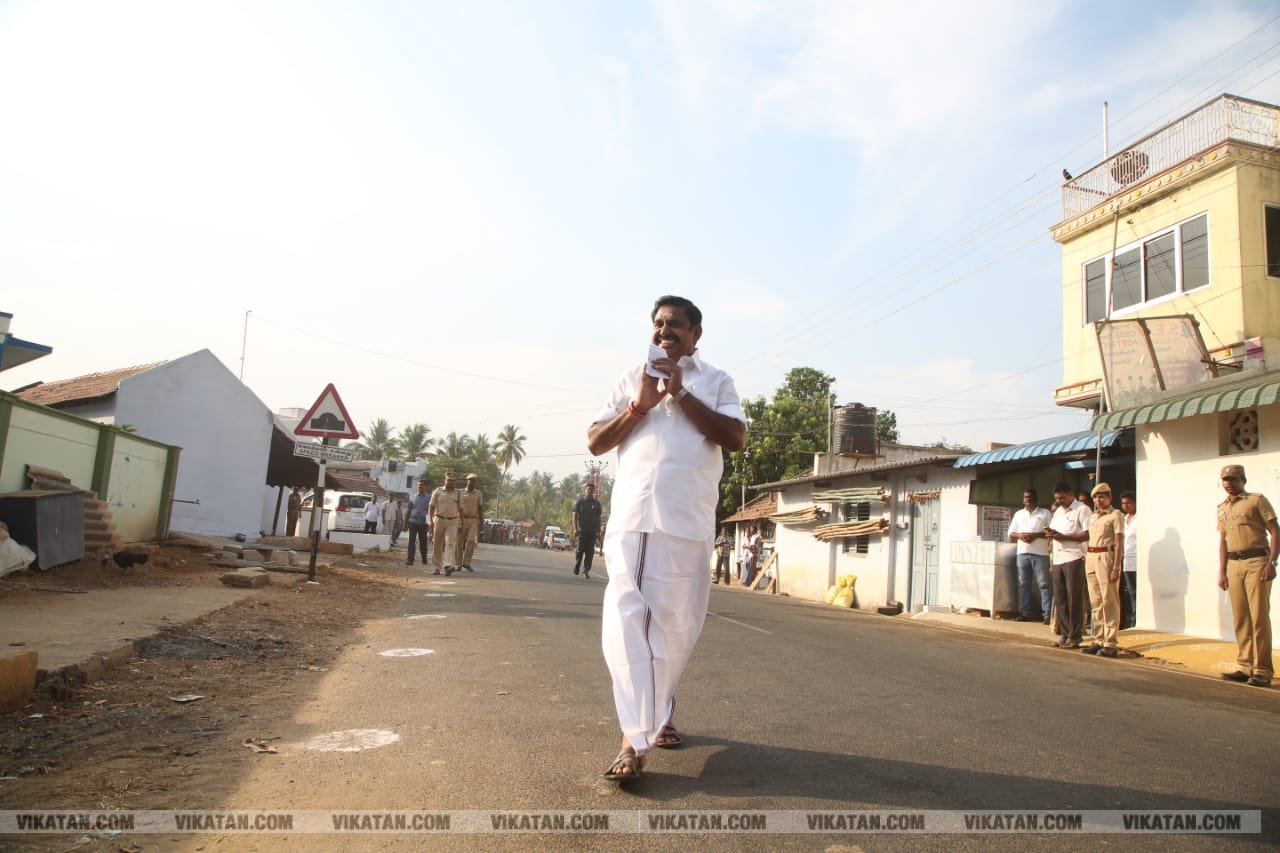 கமல், அஜித் முதல் முதல்வர் வரை... ஜனநாயகக் கடமையாற்றிய பிரபலங்கள்! - சிறப்பு புகைப்படத் தொகுப்பு கமல், அஜித் முதல் முதல்வர் வரை... ஜனநாயகக் கடமையாற்றிய பிரபலங்கள்! - சிறப்பு புகைப்படத் தொகுப்பு