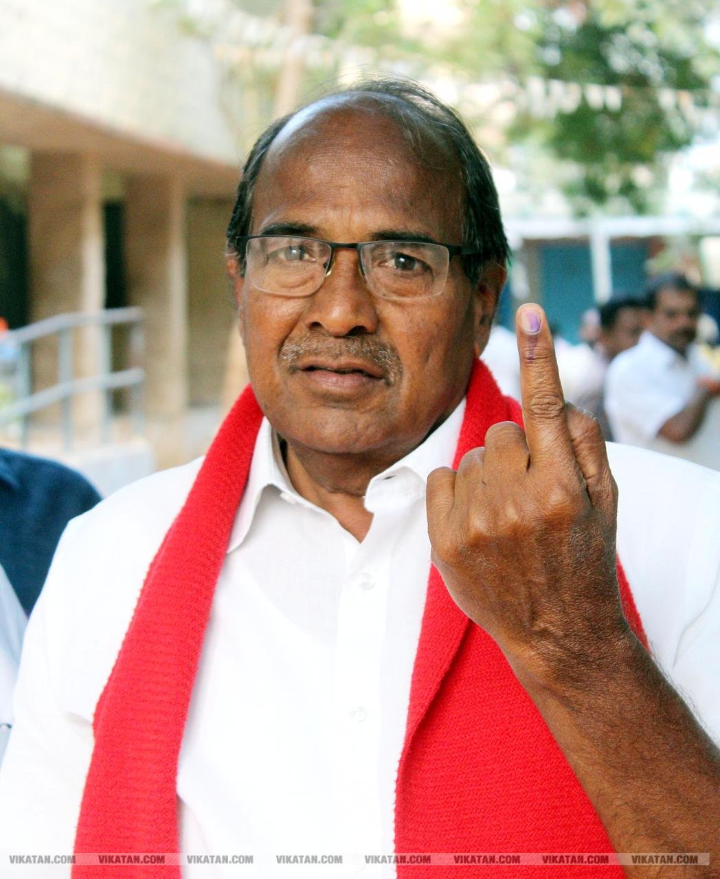 கமல், அஜித் முதல் முதல்வர் வரை... ஜனநாயகக் கடமையாற்றிய பிரபலங்கள்! - சிறப்பு புகைப்படத் தொகுப்பு கமல், அஜித் முதல் முதல்வர் வரை... ஜனநாயகக் கடமையாற்றிய பிரபலங்கள்! - சிறப்பு புகைப்படத் தொகுப்பு