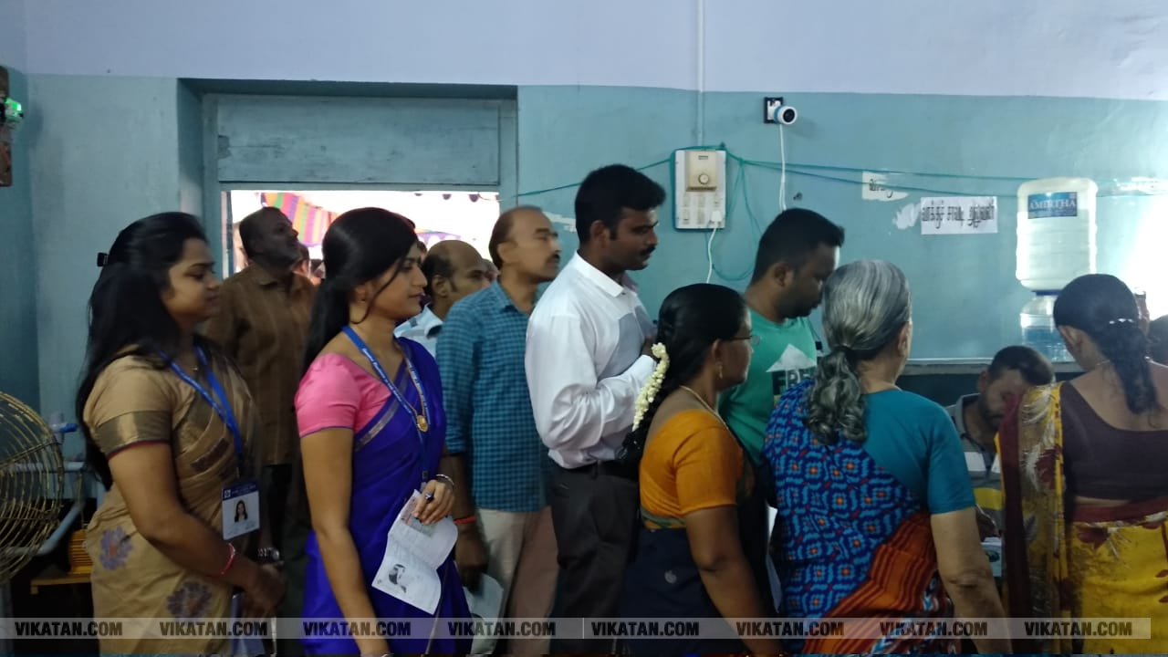 கமல், அஜித் முதல் முதல்வர் வரை... ஜனநாயகக் கடமையாற்றிய பிரபலங்கள்! - சிறப்பு புகைப்படத் தொகுப்பு கமல், அஜித் முதல் முதல்வர் வரை... ஜனநாயகக் கடமையாற்றிய பிரபலங்கள்! - சிறப்பு புகைப்படத் தொகுப்பு