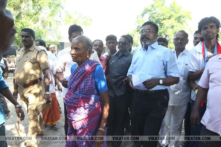 கமல், அஜித் முதல் முதல்வர் வரை... ஜனநாயகக் கடமையாற்றிய பிரபலங்கள்! - சிறப்பு புகைப்படத் தொகுப்பு கமல், அஜித் முதல் முதல்வர் வரை... ஜனநாயகக் கடமையாற்றிய பிரபலங்கள்! - சிறப்பு புகைப்படத் தொகுப்பு