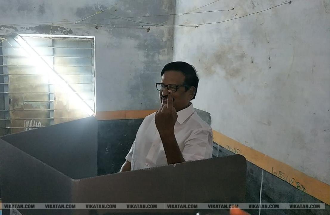 கமல், அஜித் முதல் முதல்வர் வரை... ஜனநாயகக் கடமையாற்றிய பிரபலங்கள்! - சிறப்பு புகைப்படத் தொகுப்பு கமல், அஜித் முதல் முதல்வர் வரை... ஜனநாயகக் கடமையாற்றிய பிரபலங்கள்! - சிறப்பு புகைப்படத் தொகுப்பு