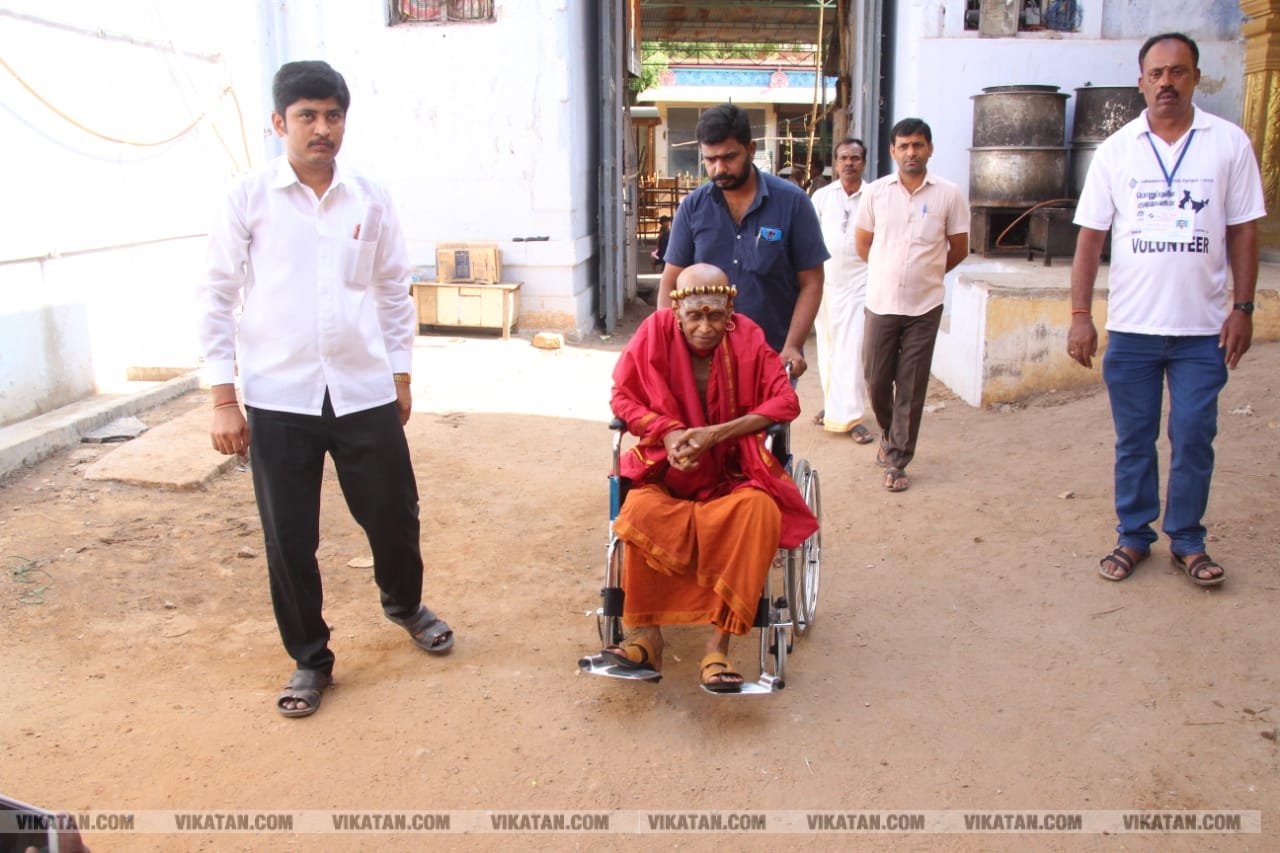 கமல், அஜித் முதல் முதல்வர் வரை... ஜனநாயகக் கடமையாற்றிய பிரபலங்கள்! - சிறப்பு புகைப்படத் தொகுப்பு கமல், அஜித் முதல் முதல்வர் வரை... ஜனநாயகக் கடமையாற்றிய பிரபலங்கள்! - சிறப்பு புகைப்படத் தொகுப்பு