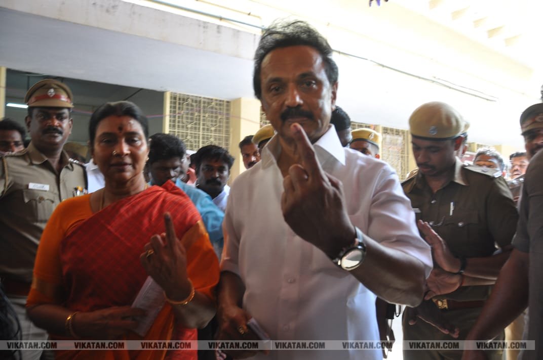 கமல், அஜித் முதல் முதல்வர் வரை... ஜனநாயகக் கடமையாற்றிய பிரபலங்கள்! - சிறப்பு புகைப்படத் தொகுப்பு கமல், அஜித் முதல் முதல்வர் வரை... ஜனநாயகக் கடமையாற்றிய பிரபலங்கள்! - சிறப்பு புகைப்படத் தொகுப்பு