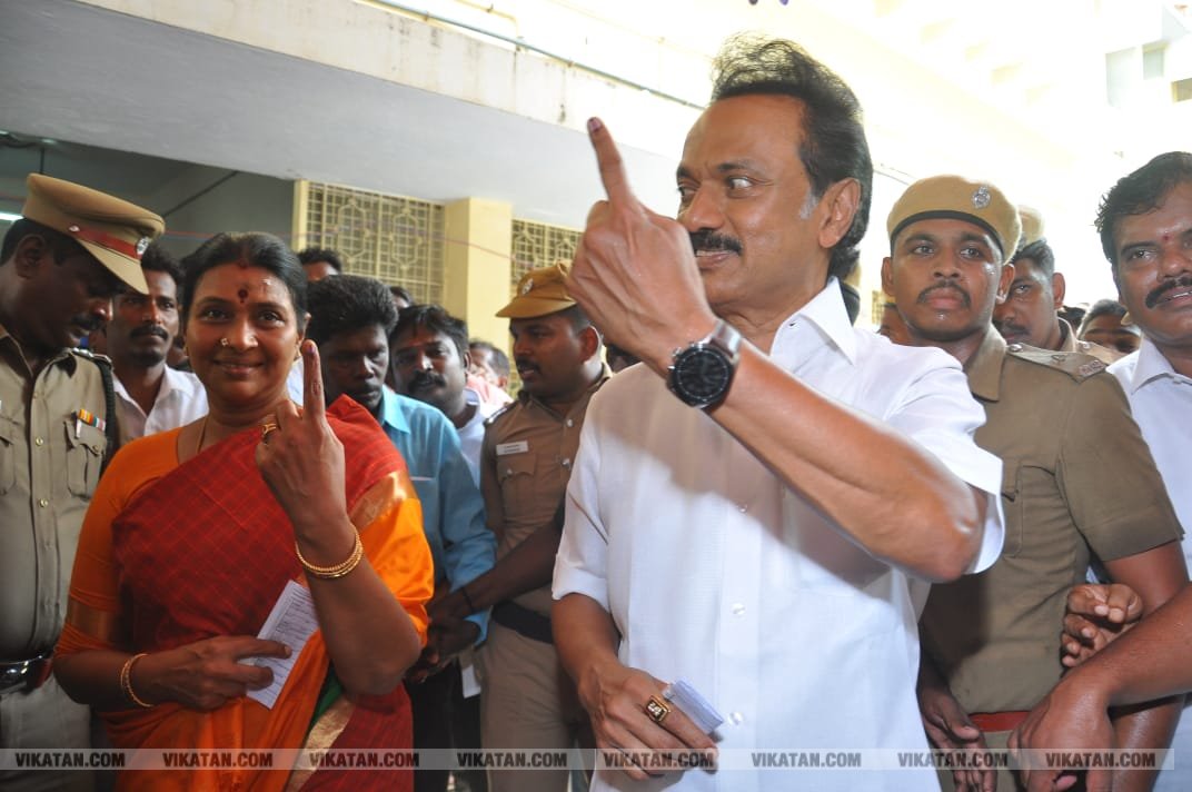 கமல், அஜித் முதல் முதல்வர் வரை... ஜனநாயகக் கடமையாற்றிய பிரபலங்கள்! - சிறப்பு புகைப்படத் தொகுப்பு கமல், அஜித் முதல் முதல்வர் வரை... ஜனநாயகக் கடமையாற்றிய பிரபலங்கள்! - சிறப்பு புகைப்படத் தொகுப்பு