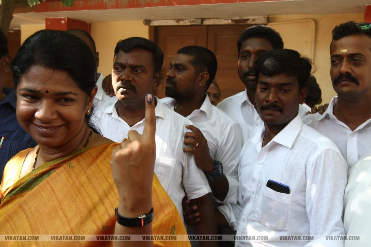 கமல், அஜித் முதல் முதல்வர் வரை... ஜனநாயகக் கடமையாற்றிய பிரபலங்கள்! - சிறப்பு புகைப்படத் தொகுப்பு கமல், அஜித் முதல் முதல்வர் வரை... ஜனநாயகக் கடமையாற்றிய பிரபலங்கள்! - சிறப்பு புகைப்படத் தொகுப்பு