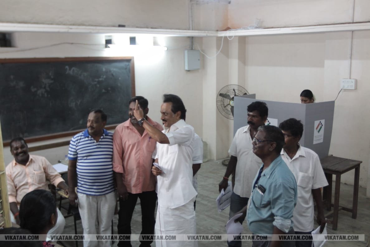 கமல், அஜித் முதல் முதல்வர் வரை... ஜனநாயகக் கடமையாற்றிய பிரபலங்கள்! - சிறப்பு புகைப்படத் தொகுப்பு கமல், அஜித் முதல் முதல்வர் வரை... ஜனநாயகக் கடமையாற்றிய பிரபலங்கள்! - சிறப்பு புகைப்படத் தொகுப்பு