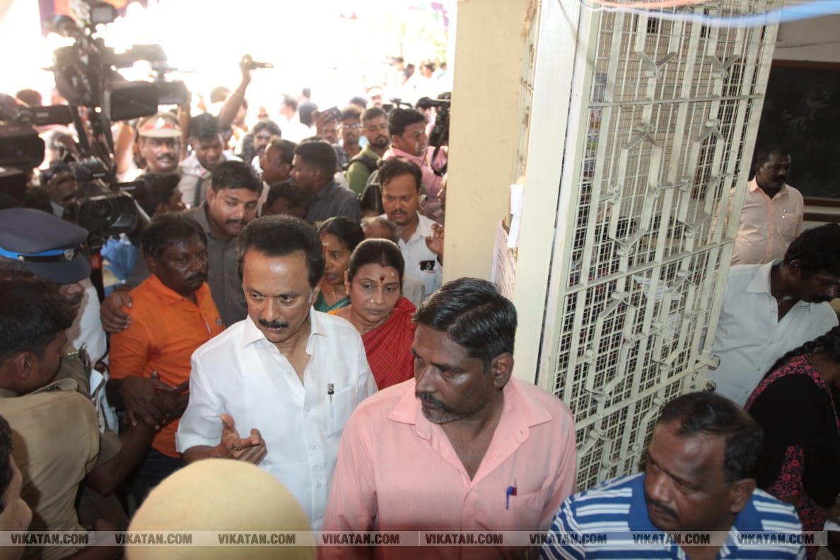 கமல், அஜித் முதல் முதல்வர் வரை... ஜனநாயகக் கடமையாற்றிய பிரபலங்கள்! - சிறப்பு புகைப்படத் தொகுப்பு கமல், அஜித் முதல் முதல்வர் வரை... ஜனநாயகக் கடமையாற்றிய பிரபலங்கள்! - சிறப்பு புகைப்படத் தொகுப்பு