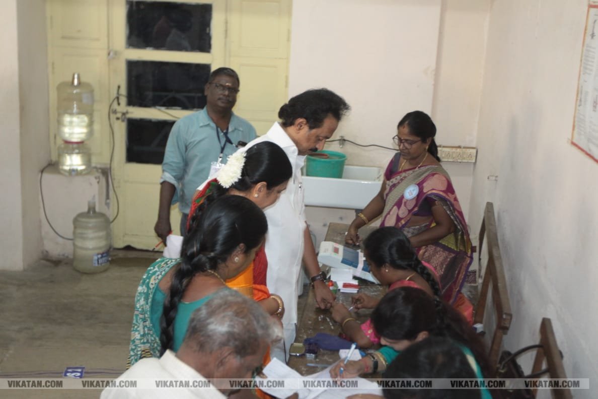 கமல், அஜித் முதல் முதல்வர் வரை... ஜனநாயகக் கடமையாற்றிய பிரபலங்கள்! - சிறப்பு புகைப்படத் தொகுப்பு கமல், அஜித் முதல் முதல்வர் வரை... ஜனநாயகக் கடமையாற்றிய பிரபலங்கள்! - சிறப்பு புகைப்படத் தொகுப்பு