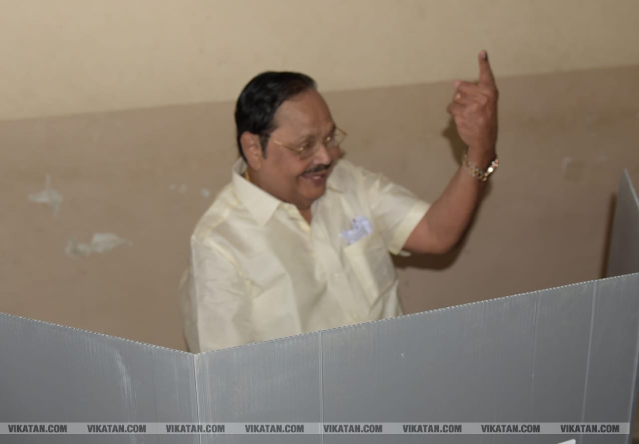 கமல், அஜித் முதல் முதல்வர் வரை... ஜனநாயகக் கடமையாற்றிய பிரபலங்கள்! - சிறப்பு புகைப்படத் தொகுப்பு கமல், அஜித் முதல் முதல்வர் வரை... ஜனநாயகக் கடமையாற்றிய பிரபலங்கள்! - சிறப்பு புகைப்படத் தொகுப்பு