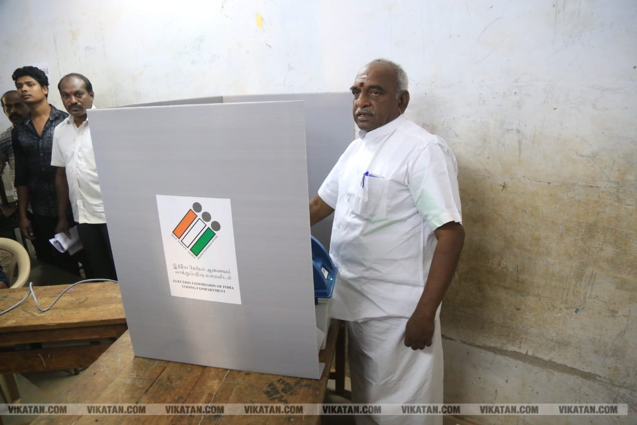 கமல், அஜித் முதல் முதல்வர் வரை... ஜனநாயகக் கடமையாற்றிய பிரபலங்கள்! - சிறப்பு புகைப்படத் தொகுப்பு கமல், அஜித் முதல் முதல்வர் வரை... ஜனநாயகக் கடமையாற்றிய பிரபலங்கள்! - சிறப்பு புகைப்படத் தொகுப்பு