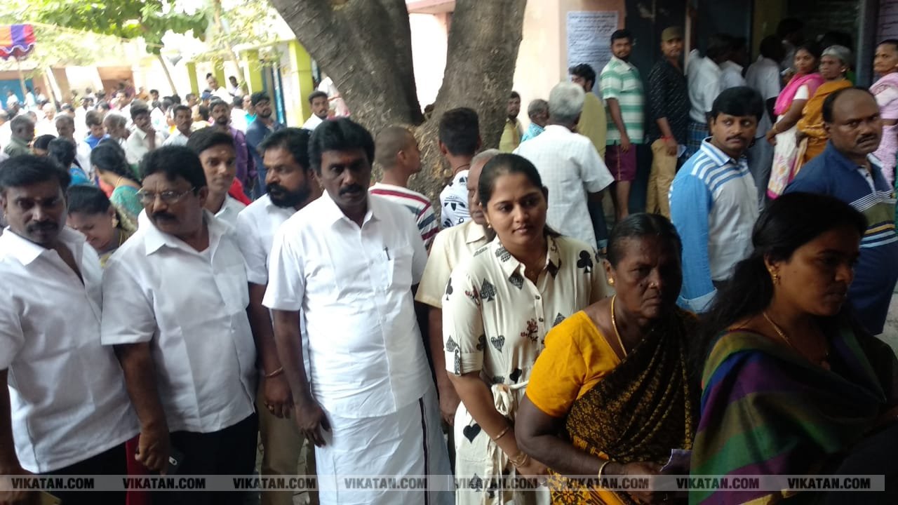 கமல், அஜித் முதல் முதல்வர் வரை... ஜனநாயகக் கடமையாற்றிய பிரபலங்கள்! - சிறப்பு புகைப்படத் தொகுப்பு கமல், அஜித் முதல் முதல்வர் வரை... ஜனநாயகக் கடமையாற்றிய பிரபலங்கள்! - சிறப்பு புகைப்படத் தொகுப்பு