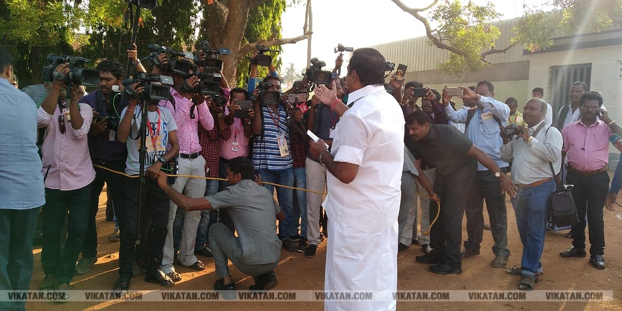 கமல், அஜித் முதல் முதல்வர் வரை... ஜனநாயகக் கடமையாற்றிய பிரபலங்கள்! - சிறப்பு புகைப்படத் தொகுப்பு கமல், அஜித் முதல் முதல்வர் வரை... ஜனநாயகக் கடமையாற்றிய பிரபலங்கள்! - சிறப்பு புகைப்படத் தொகுப்பு