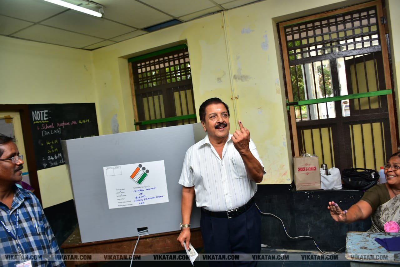 கமல், அஜித் முதல் முதல்வர் வரை... ஜனநாயகக் கடமையாற்றிய பிரபலங்கள்! - சிறப்பு புகைப்படத் தொகுப்பு கமல், அஜித் முதல் முதல்வர் வரை... ஜனநாயகக் கடமையாற்றிய பிரபலங்கள்! - சிறப்பு புகைப்படத் தொகுப்பு