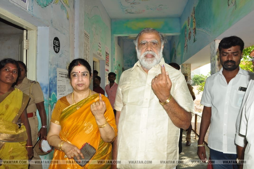 கமல், அஜித் முதல் முதல்வர் வரை... ஜனநாயகக் கடமையாற்றிய பிரபலங்கள்! - சிறப்பு புகைப்படத் தொகுப்பு கமல், அஜித் முதல் முதல்வர் வரை... ஜனநாயகக் கடமையாற்றிய பிரபலங்கள்! - சிறப்பு புகைப்படத் தொகுப்பு