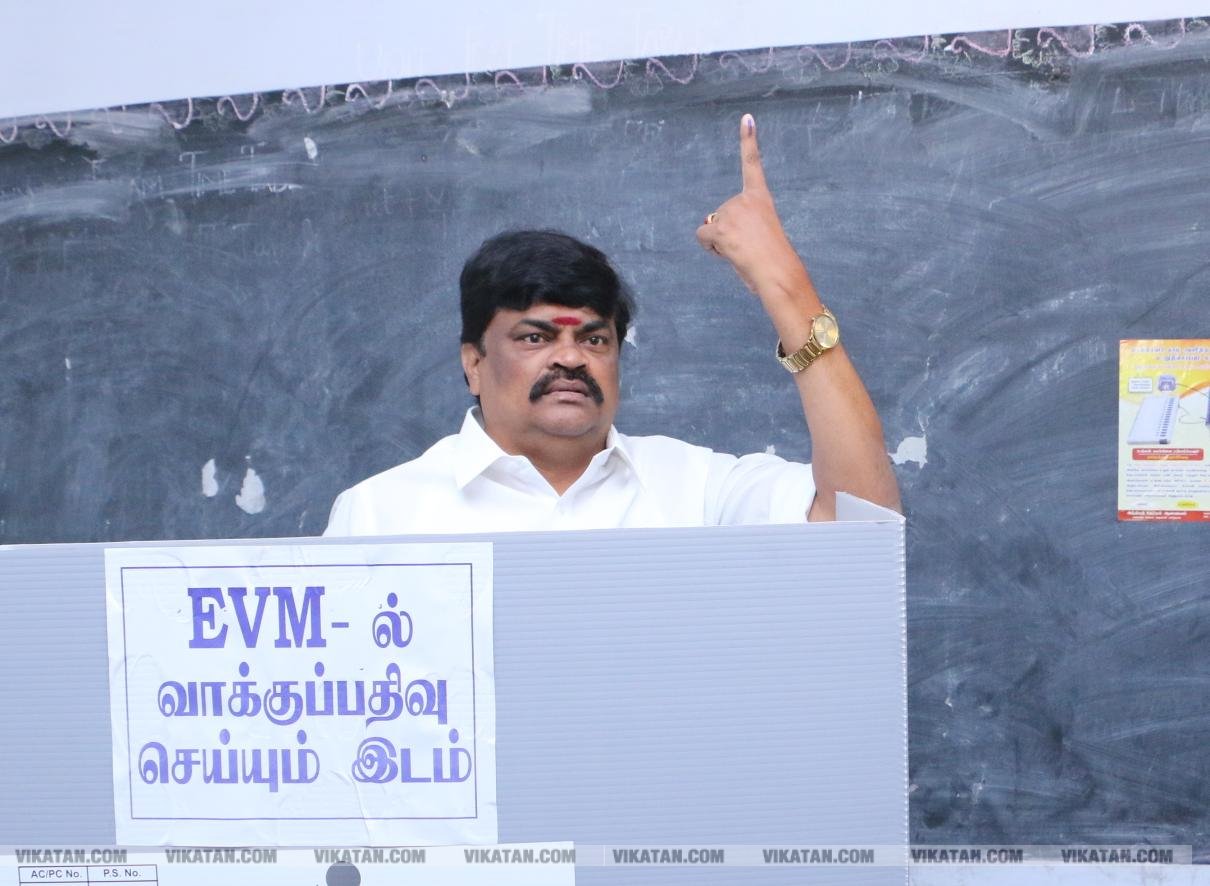கமல், அஜித் முதல் முதல்வர் வரை... ஜனநாயகக் கடமையாற்றிய பிரபலங்கள்! - சிறப்பு புகைப்படத் தொகுப்பு கமல், அஜித் முதல் முதல்வர் வரை... ஜனநாயகக் கடமையாற்றிய பிரபலங்கள்! - சிறப்பு புகைப்படத் தொகுப்பு