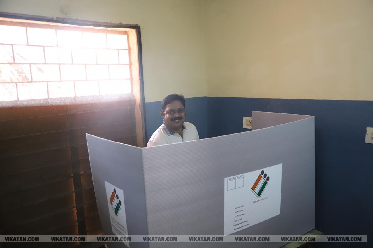 கமல், அஜித் முதல் முதல்வர் வரை... ஜனநாயகக் கடமையாற்றிய பிரபலங்கள்! - சிறப்பு புகைப்படத் தொகுப்பு கமல், அஜித் முதல் முதல்வர் வரை... ஜனநாயகக் கடமையாற்றிய பிரபலங்கள்! - சிறப்பு புகைப்படத் தொகுப்பு
