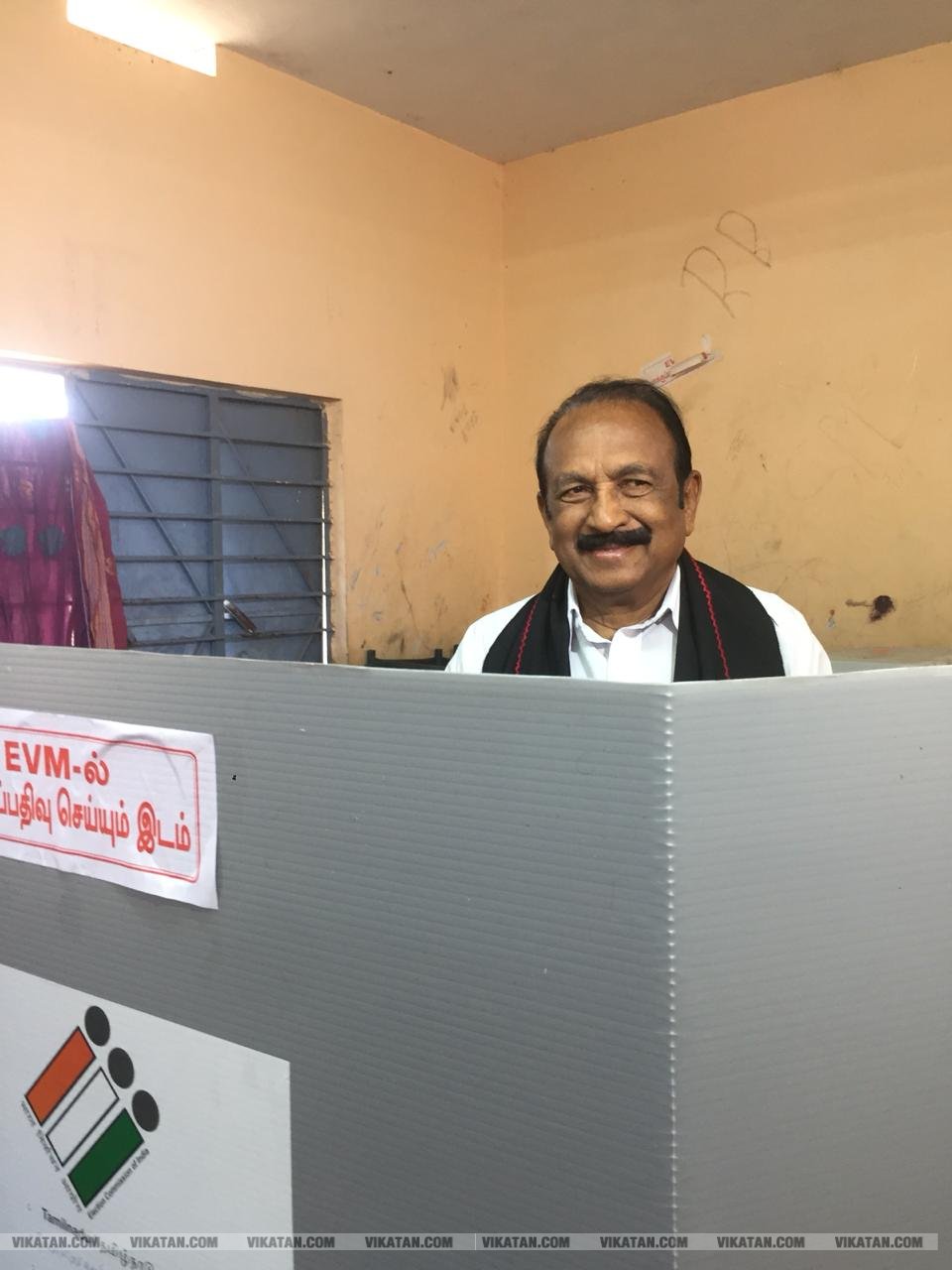 கமல், அஜித் முதல் முதல்வர் வரை... ஜனநாயகக் கடமையாற்றிய பிரபலங்கள்! - சிறப்பு புகைப்படத் தொகுப்பு கமல், அஜித் முதல் முதல்வர் வரை... ஜனநாயகக் கடமையாற்றிய பிரபலங்கள்! - சிறப்பு புகைப்படத் தொகுப்பு