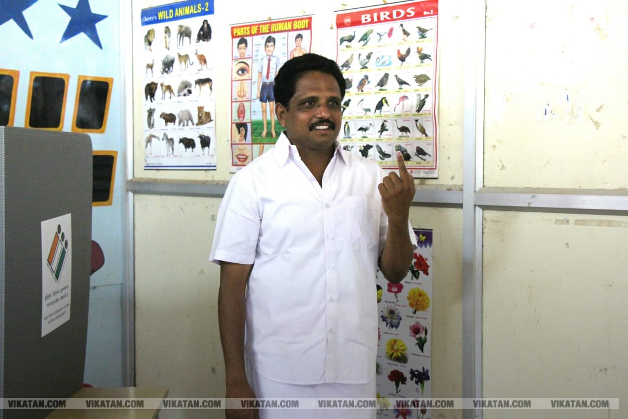 கமல், அஜித் முதல் முதல்வர் வரை... ஜனநாயகக் கடமையாற்றிய பிரபலங்கள்! - சிறப்பு புகைப்படத் தொகுப்பு கமல், அஜித் முதல் முதல்வர் வரை... ஜனநாயகக் கடமையாற்றிய பிரபலங்கள்! - சிறப்பு புகைப்படத் தொகுப்பு