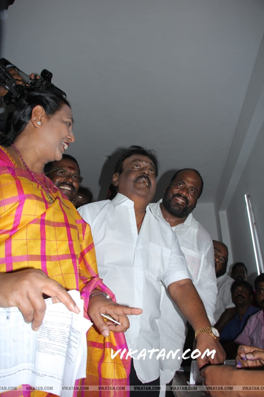 கமல், அஜித் முதல் முதல்வர் வரை... ஜனநாயகக் கடமையாற்றிய பிரபலங்கள்! - சிறப்பு புகைப்படத் தொகுப்பு கமல், அஜித் முதல் முதல்வர் வரை... ஜனநாயகக் கடமையாற்றிய பிரபலங்கள்! - சிறப்பு புகைப்படத் தொகுப்பு