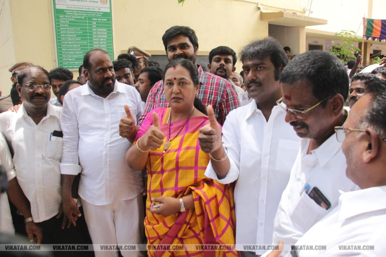 கமல், அஜித் முதல் முதல்வர் வரை... ஜனநாயகக் கடமையாற்றிய பிரபலங்கள்! - சிறப்பு புகைப்படத் தொகுப்பு கமல், அஜித் முதல் முதல்வர் வரை... ஜனநாயகக் கடமையாற்றிய பிரபலங்கள்! - சிறப்பு புகைப்படத் தொகுப்பு