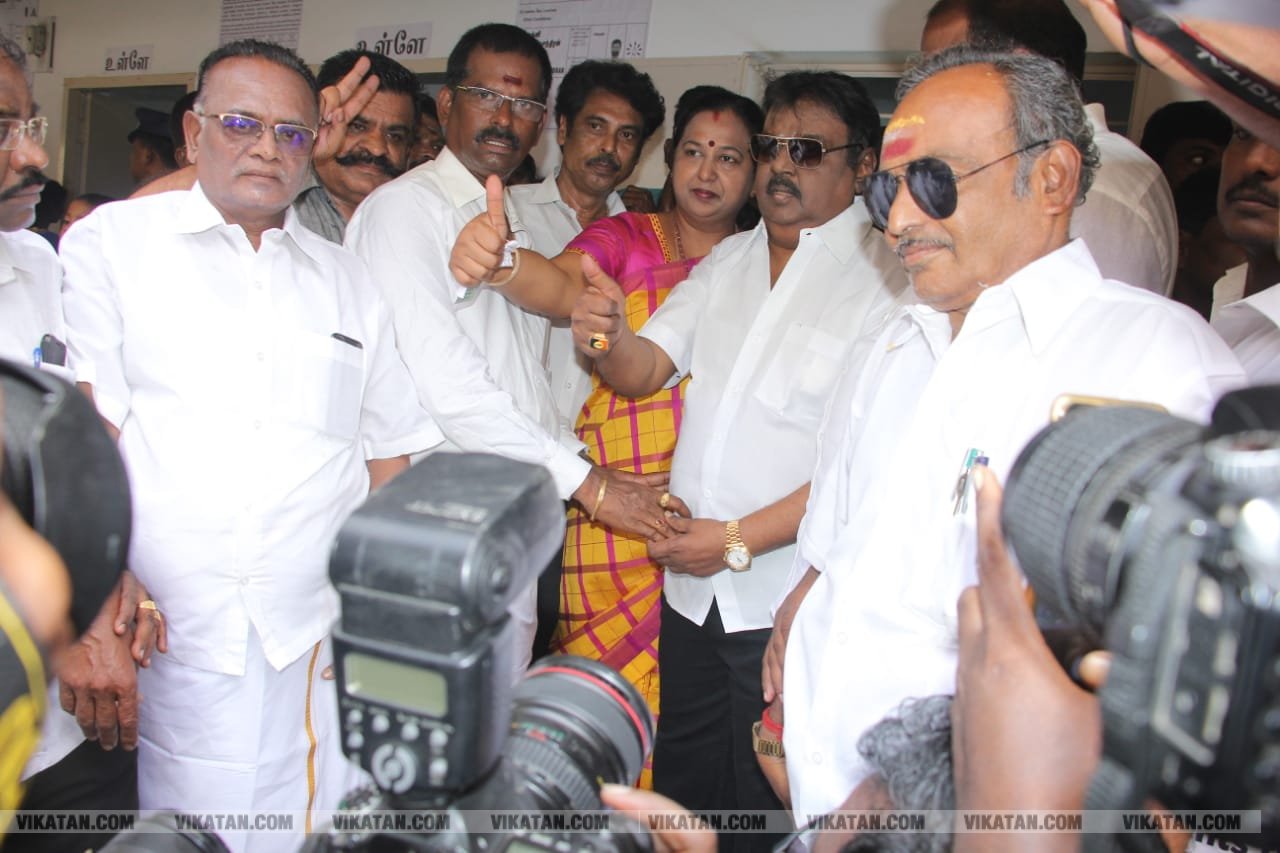 கமல், அஜித் முதல் முதல்வர் வரை... ஜனநாயகக் கடமையாற்றிய பிரபலங்கள்! - சிறப்பு புகைப்படத் தொகுப்பு கமல், அஜித் முதல் முதல்வர் வரை... ஜனநாயகக் கடமையாற்றிய பிரபலங்கள்! - சிறப்பு புகைப்படத் தொகுப்பு