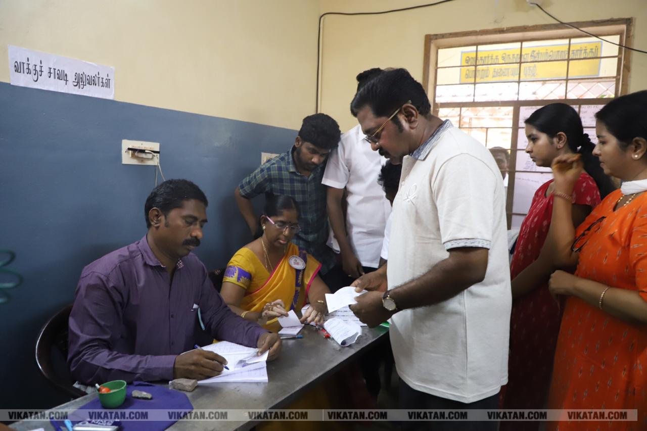 கமல், அஜித் முதல் முதல்வர் வரை... ஜனநாயகக் கடமையாற்றிய பிரபலங்கள்! - சிறப்பு புகைப்படத் தொகுப்பு கமல், அஜித் முதல் முதல்வர் வரை... ஜனநாயகக் கடமையாற்றிய பிரபலங்கள்! - சிறப்பு புகைப்படத் தொகுப்பு