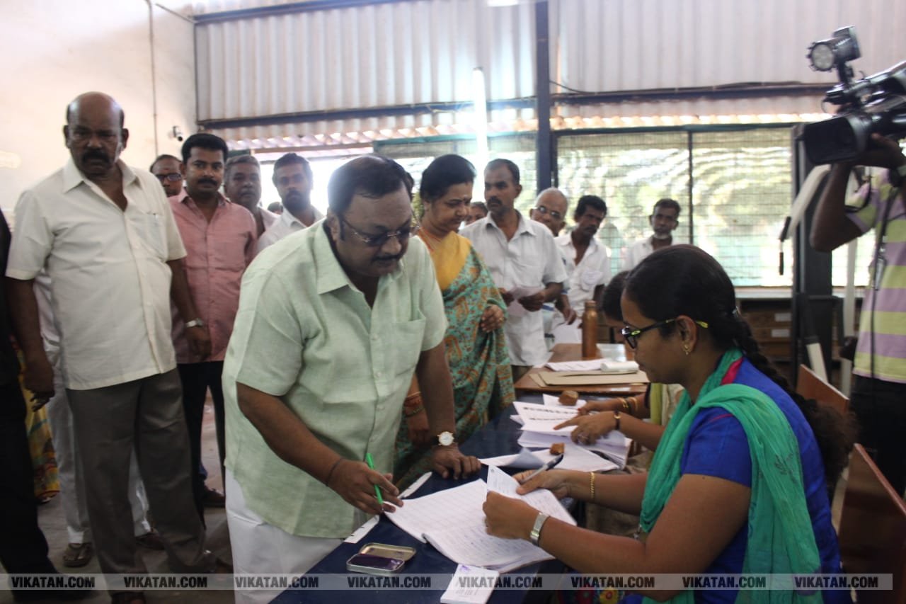 கமல், அஜித் முதல் முதல்வர் வரை... ஜனநாயகக் கடமையாற்றிய பிரபலங்கள்! - சிறப்பு புகைப்படத் தொகுப்பு கமல், அஜித் முதல் முதல்வர் வரை... ஜனநாயகக் கடமையாற்றிய பிரபலங்கள்! - சிறப்பு புகைப்படத் தொகுப்பு