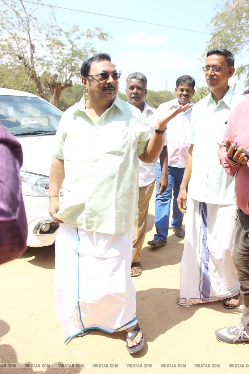கமல், அஜித் முதல் முதல்வர் வரை... ஜனநாயகக் கடமையாற்றிய பிரபலங்கள்! - சிறப்பு புகைப்படத் தொகுப்பு கமல், அஜித் முதல் முதல்வர் வரை... ஜனநாயகக் கடமையாற்றிய பிரபலங்கள்! - சிறப்பு புகைப்படத் தொகுப்பு