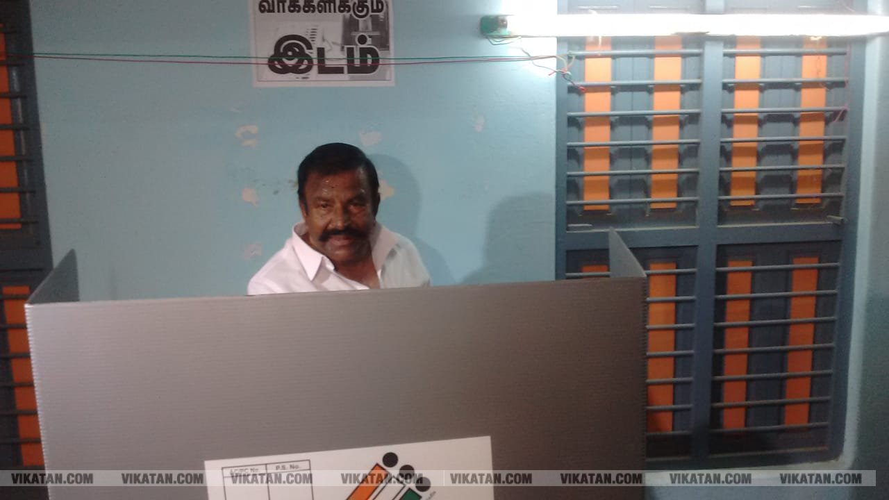 கமல், அஜித் முதல் முதல்வர் வரை... ஜனநாயகக் கடமையாற்றிய பிரபலங்கள்! - சிறப்பு புகைப்படத் தொகுப்பு கமல், அஜித் முதல் முதல்வர் வரை... ஜனநாயகக் கடமையாற்றிய பிரபலங்கள்! - சிறப்பு புகைப்படத் தொகுப்பு