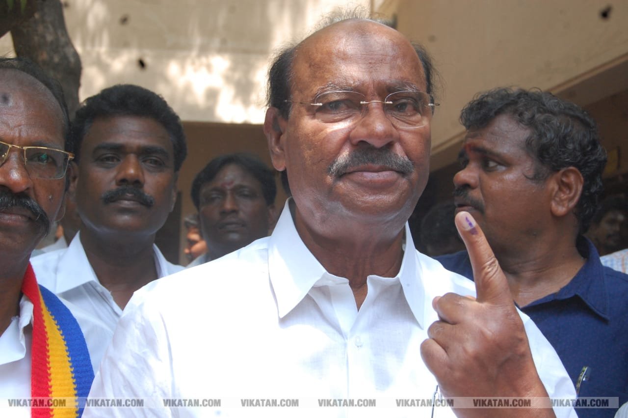 கமல், அஜித் முதல் முதல்வர் வரை... ஜனநாயகக் கடமையாற்றிய பிரபலங்கள்! - சிறப்பு புகைப்படத் தொகுப்பு கமல், அஜித் முதல் முதல்வர் வரை... ஜனநாயகக் கடமையாற்றிய பிரபலங்கள்! - சிறப்பு புகைப்படத் தொகுப்பு